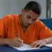 Pessoa privada de liberdade escrevendo, representando o período de inscrições para o Enem PPL 2026.