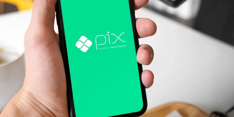 Celular com o Pix na tela, representando as mudanças do Banco Central nas regras do Pix Automático para cobranças recorrentes.