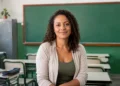 Professora em sala de aula representa oportunidades de pós-graduação gratuita para docentes da educação básica
