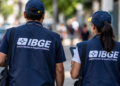 Recenseadores do IBGE realizam trabalho de campo durante pesquisa estatística.