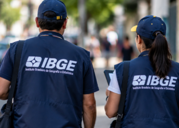 Recenseadores do IBGE realizam trabalho de campo durante pesquisa estatística.