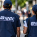 Recenseadores do IBGE realizam trabalho de campo durante pesquisa estatística.