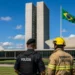 Policial e bombeiro militar em frente ao Congresso Nacional, representando a aprovação do projeto que beneficia essas categorias profissionais.