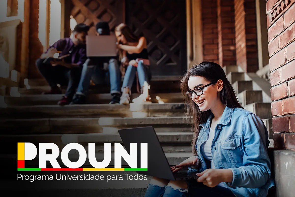 Estudante com notebook em ambiente universitário ao lado do logotipo do Prouni.