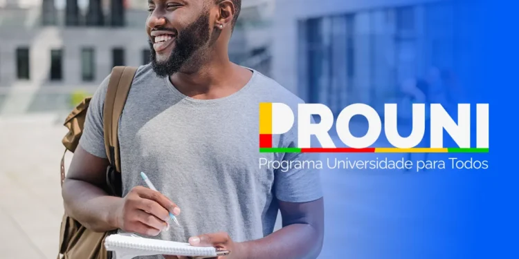 Estudante com material de estudos ao lado do logotipo do Prouni, programa que exige validação de informações pelos pré-selecionados.