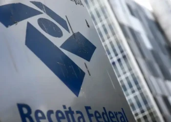 Fachada da Receita Federal representa ampliação do atendimento em Libras para pessoas surdas em todo o Brasil.