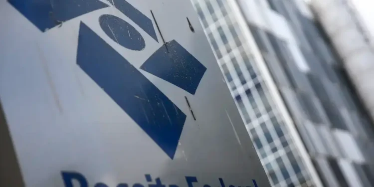 Fachada da Receita Federal representa ampliação do atendimento em Libras para pessoas surdas em todo o Brasil.