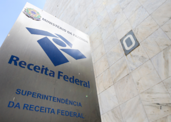 Prédio da Receita Federal representando consultas de CPF e CNPJ, agendamento de atendimento e serviços para cidadãos e empresas.