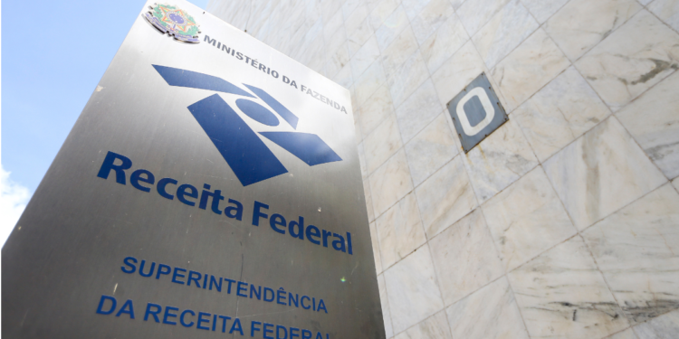 Prédio da Receita Federal representando consultas de CPF e CNPJ, agendamento de atendimento e serviços para cidadãos e empresas.