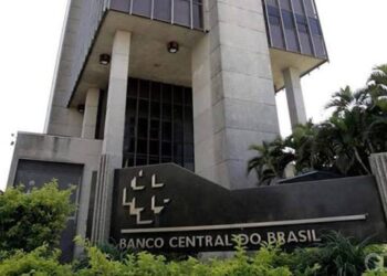 Fachada do edifício-sede do Banco Central do Brasil com o letreiro da instituição