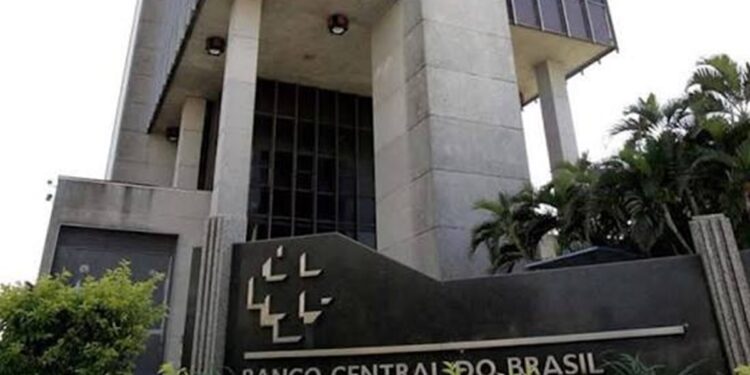 Fachada do edifício-sede do Banco Central do Brasil com o letreiro da instituição