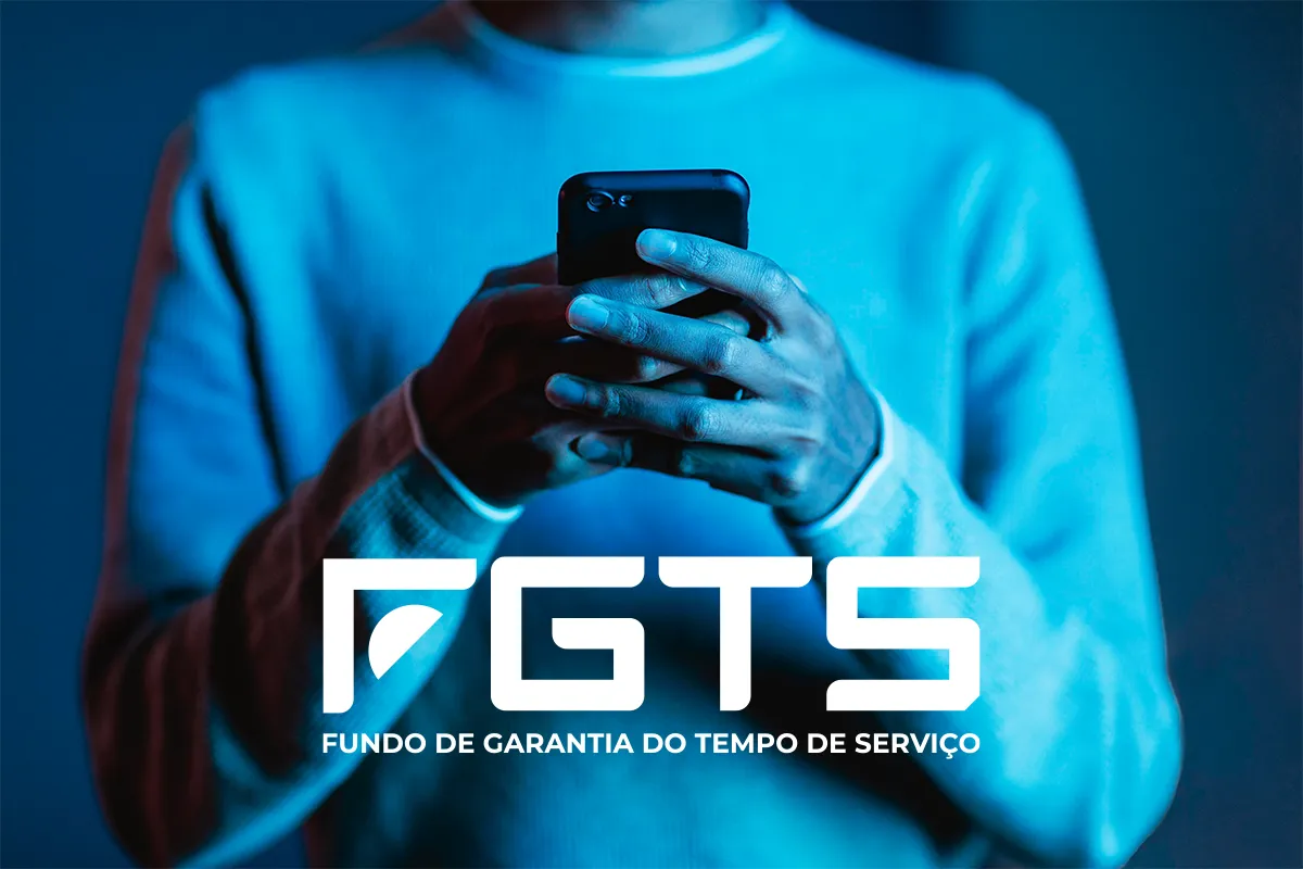 Trabalhador acessa o celular, representando a consulta e a solicitação do saque-aniversário do FGTS pelo aplicativo.