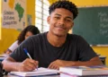 Jovem em sala de aula representa as oportunidades oferecidas pelo ProJovem para retomar os estudos e conquistar qualificação profissional.