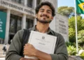 Estudante segura diploma em frente a universidade brasileira, representando o processo de revalidação de diploma estrangeiro.