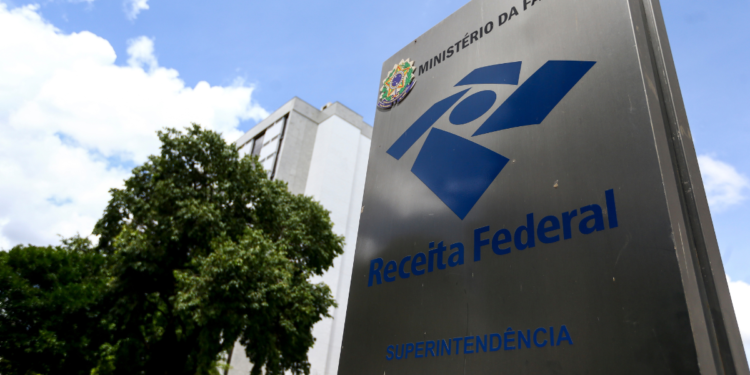 Prédio da Receita Federal representando o concurso público com vagas para Analista-Tributário e Auditor-Fiscal.
