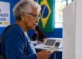 Aposentada com documento em seção eleitoral durante comparecimento às urnas para votação