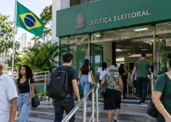 Eleitores entram em prédio da Justiça Eleitoral, representando a preparação para as eleições de 2026.