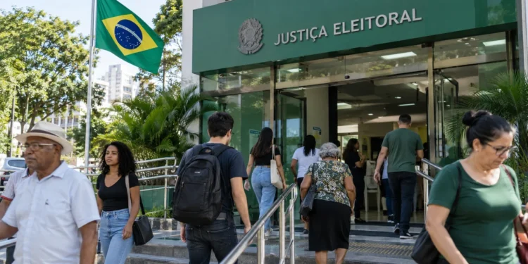 Eleitores entram em prédio da Justiça Eleitoral, representando a preparação para as eleições de 2026.